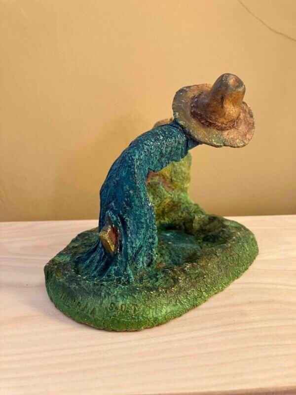 Ceramic sculpture of a Pilgrim Father hunter pointing a gun.